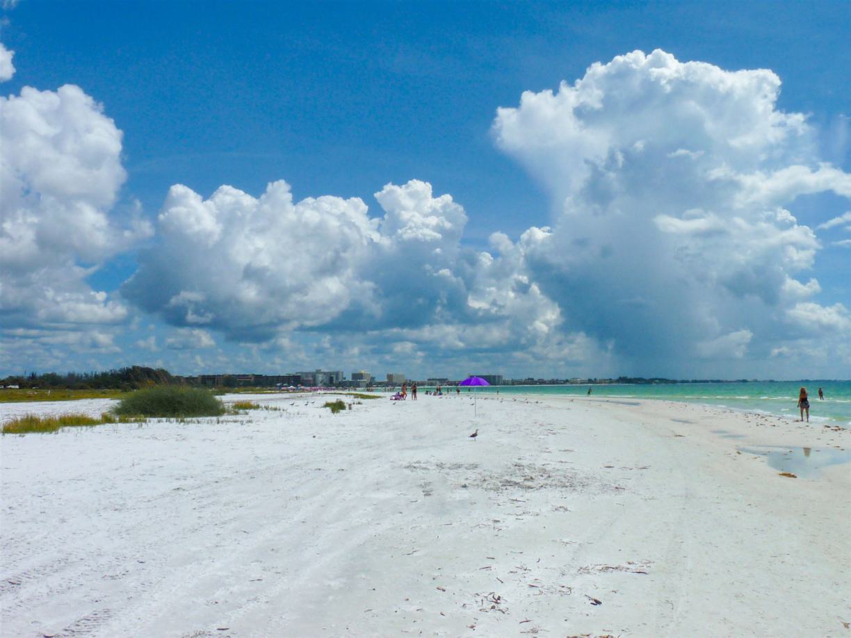 Weiße Strände und türkisfarbenes Wasser